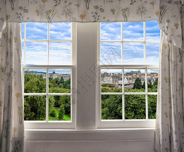 从窗户看英国爱丁堡市背景图片