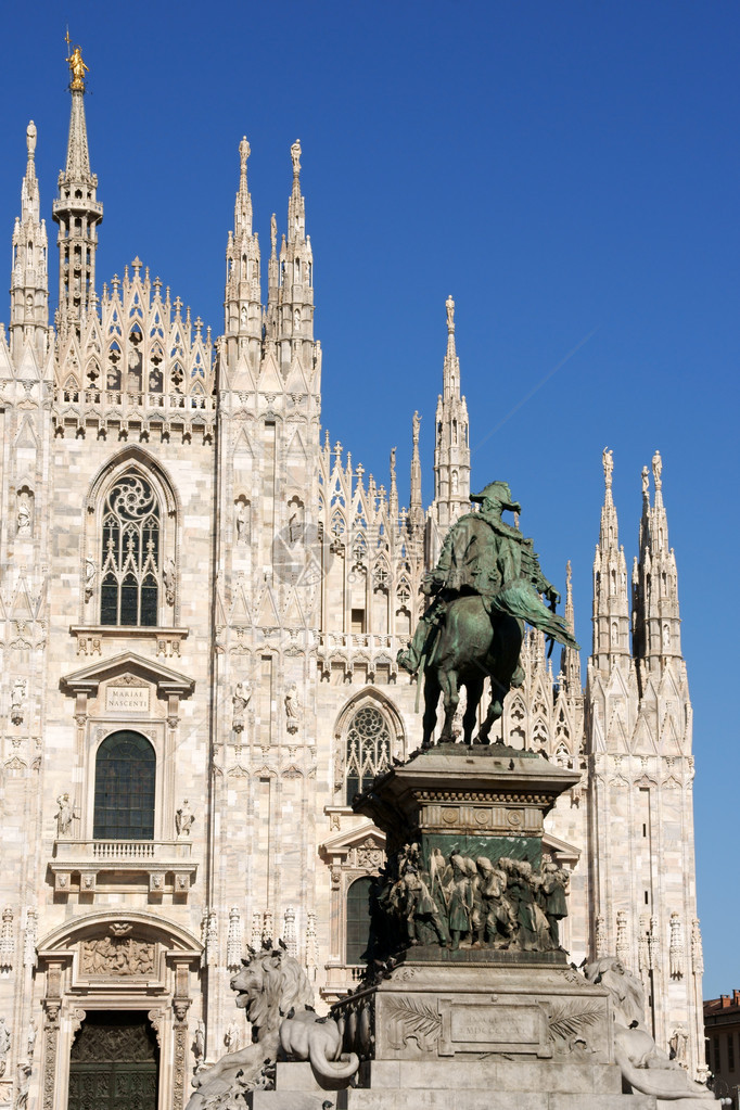 Duomo广场米兰大教堂的哥特面孔图片