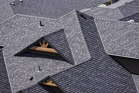 加拿大不列颠哥伦比亚省基洛纳新建分区的屋顶显示沥青瓦背景图片