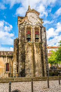 葡萄牙卡尔达斯拉尼哈市教堂钟塔我们的背景图片