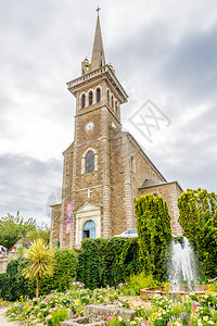有喷泉的教堂在迪纳尔法国图片