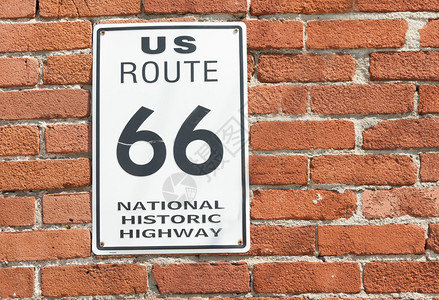 美国堪萨斯州加利纳红砖墙上的美国66号公路图片