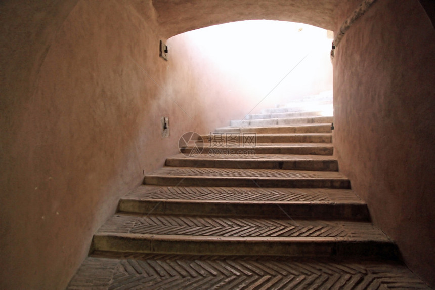 在城堡内爬上楼梯我们看到隧道尽头的光亮图片