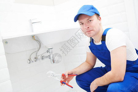 水管工在作安装或修理或修理洗手盆男肖像图片