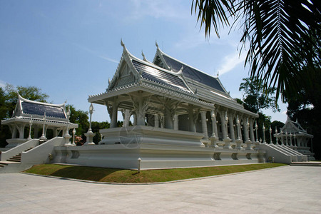 一座带花园的寺庙图片