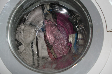 在家中洗衣机中洗脏衣服2图片