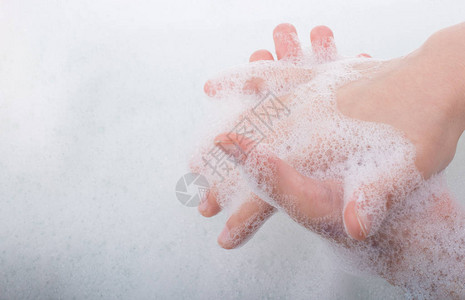 泡沫背景上的洗手和肥皂泡沫图片