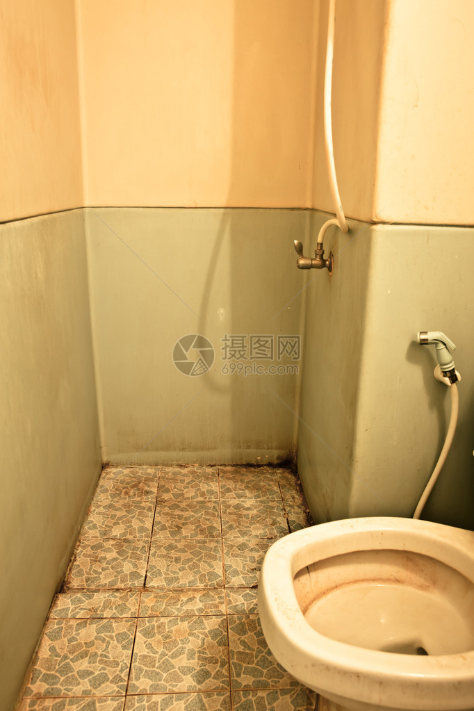 有生锈的水龙头的旧肮脏的grunge浴室图片