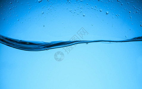 流动的水纹理与滴蓝色隔离图片