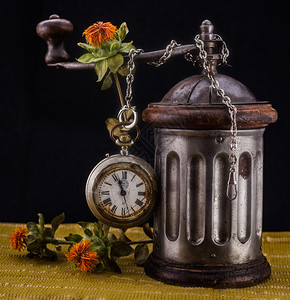 时钟咖啡研磨机和花朵形图片