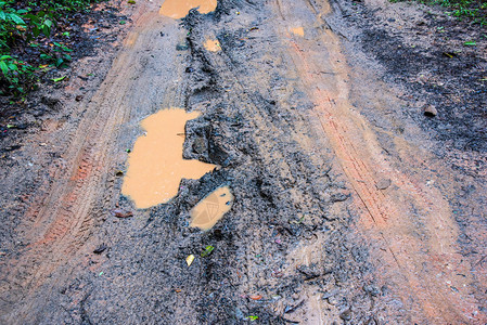 农村一条泥巴路上的轮胎轨迹乡村图片
