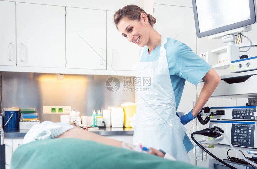 护士在医院检查室为自己和病人进行内分泌图片