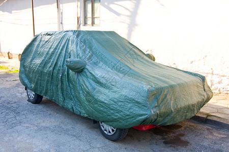 一辆停有防护罩的汽车图片