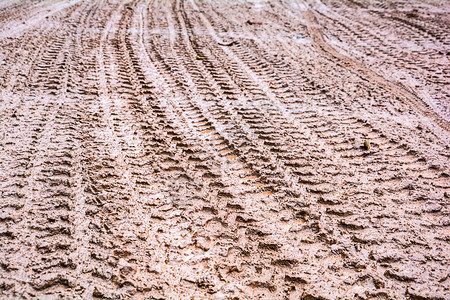 乡村泥泞道路上的轮胎痕迹图片