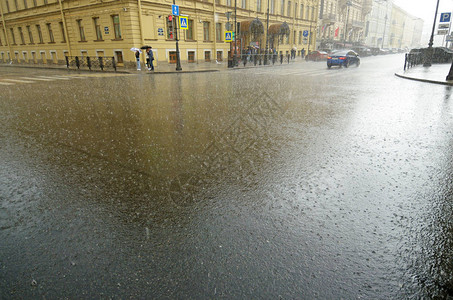 城里下着大雨路上有大水坑图片