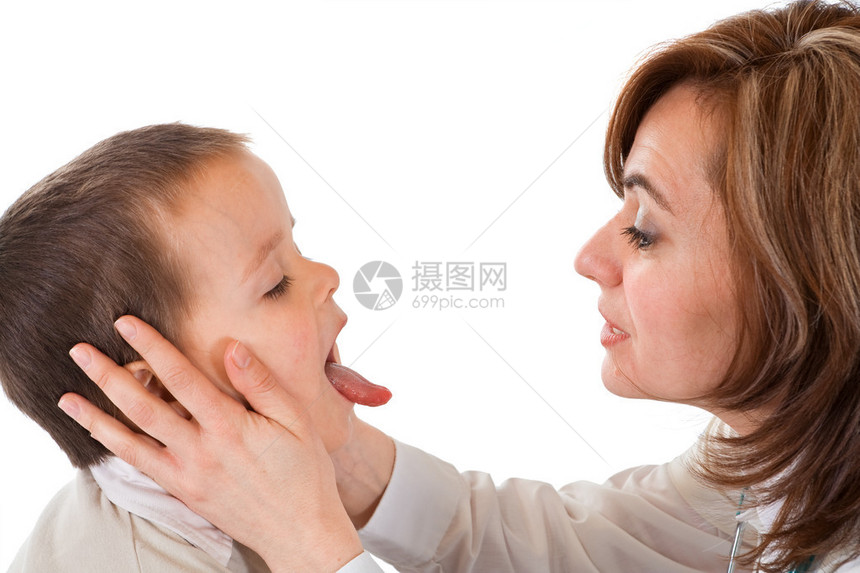 小男孩把舌头伸出来在医生进行身体检查图片