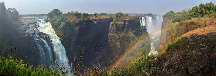 维多利亚瀑布在旱季出现彩虹高清图片