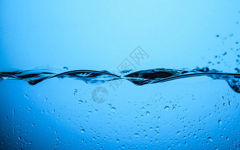流动的水纹理与滴蓝色隔离背景图片