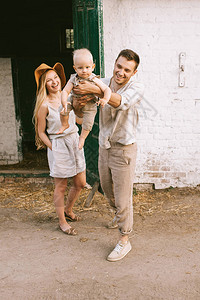 站在丈夫旁边的妇女与可爱的小婴儿在图片