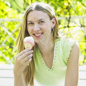 冰淇淋的女人图片