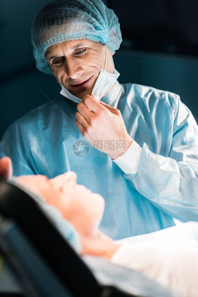 医生在手术室看着病人图片