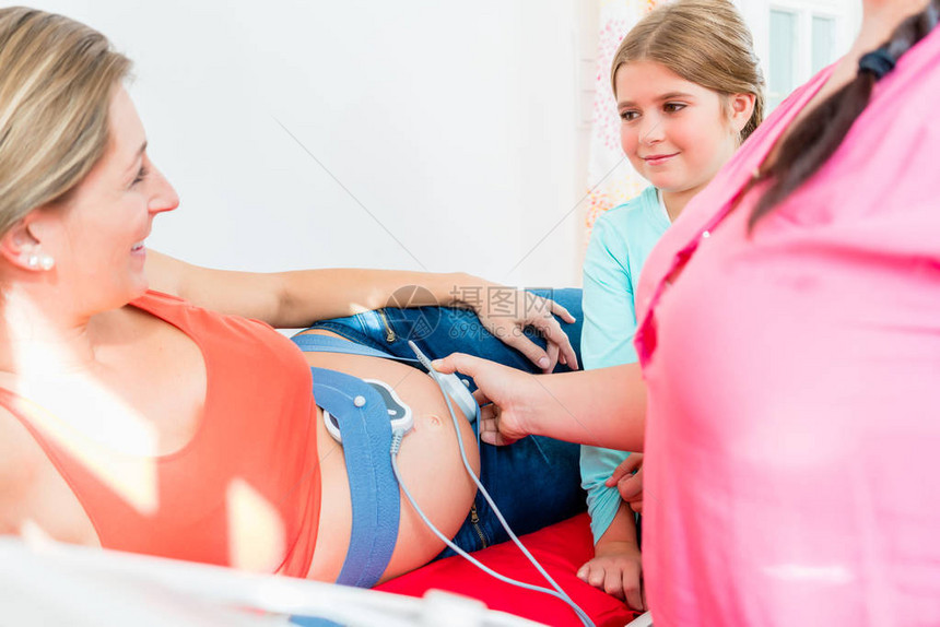 看着助产士把CTG附加在孕妇肚子上的你女图片