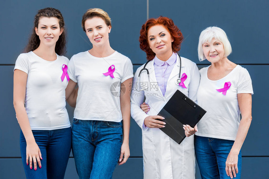 带粉红丝带的妇女和医生站在一起图片