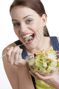 吃沙拉的女人的肖像图片
