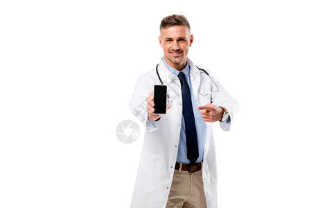 微笑的医生用手指着智能手机空白屏幕图片