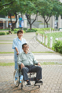 护士与坐轮椅的高级病人在公图片