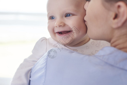 妈亲吻她可爱的新生婴儿图片