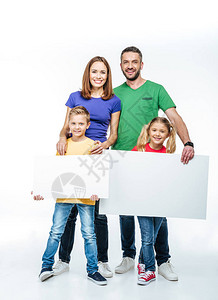 微笑的家人手里拿着空白的卡站着看着被白图片