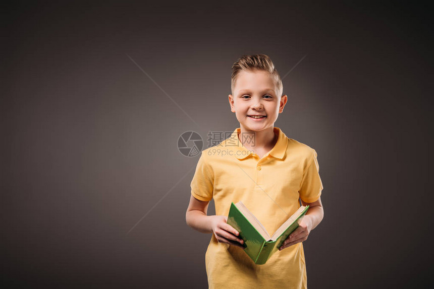 16岁前男孩持有书本图片