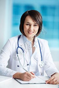 一名年轻女医生在工作场所的纵向肖像照片图片