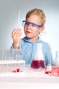戴保护眼镜的男孩对实验室图片
