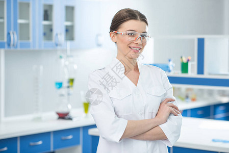 白大衣和实验室保护眼镜中微笑科图片