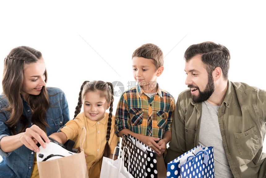 带着孩子拿着购物袋的笑着家庭图片