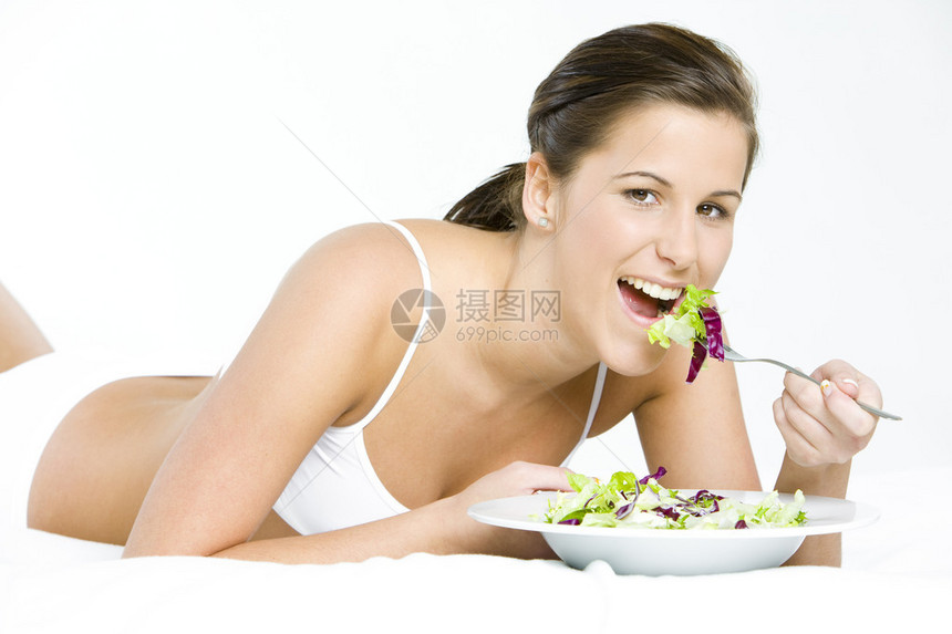 躺着吃沙拉的女人图片