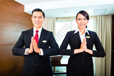 酒店工作人员用双手打招呼的肖像图片