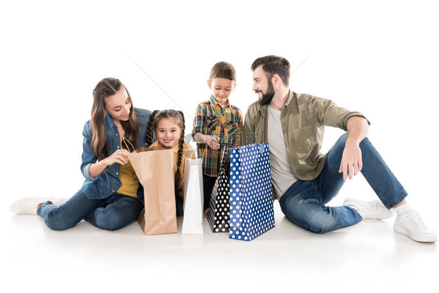 带着孩子的幸福家庭拿着购物袋图片