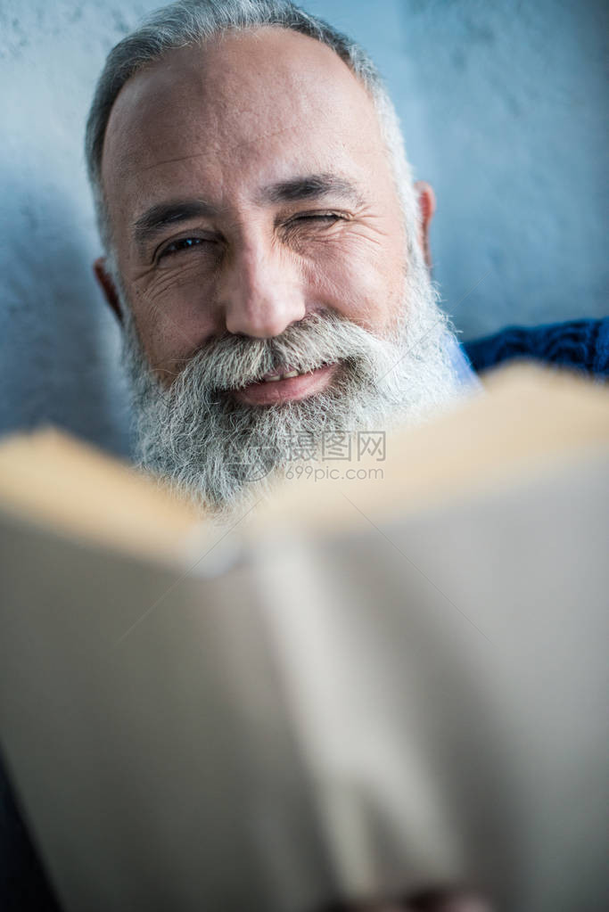 长胡子的老人拿着书对图片