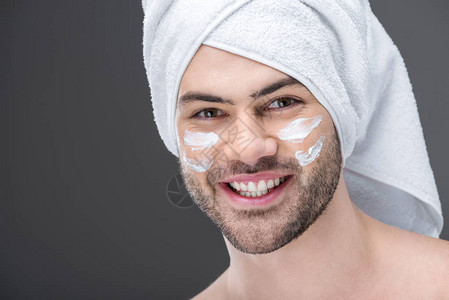 男人在毛巾上微笑脸上沾着奶油孤图片