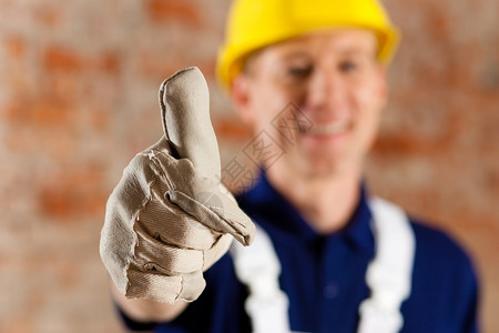 建筑工人举起大拇指集图片