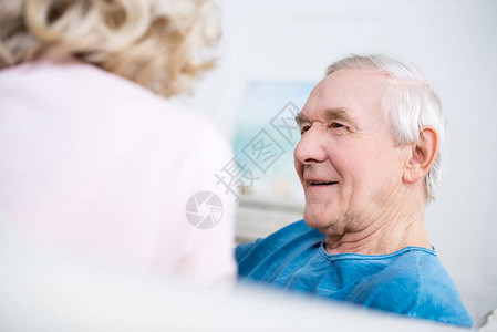 快乐的老年夫妇坐在一起在图片