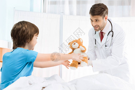 向儿童病人提供Teddy图片