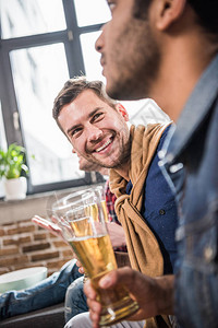 快乐的男子喝啤酒年轻图片