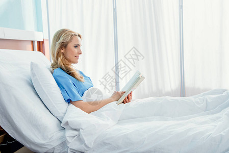 在医院床上看书的图片