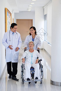 护士和坐轮椅的图片