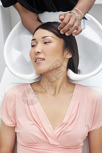 在美容院洗头的亚洲女人图片