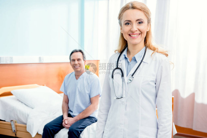 微笑的医生肖像照片听诊器站在医院的病房里图片